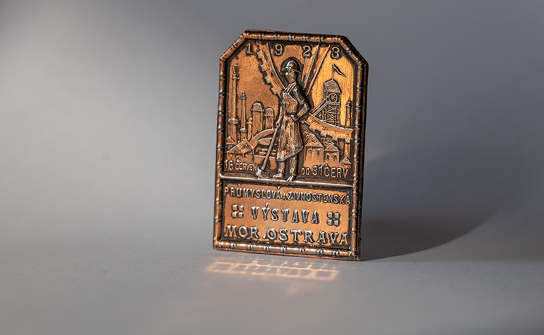 Odznak z Průmyslové a živnostenské výstavy v Moravské Ostravě 1923 